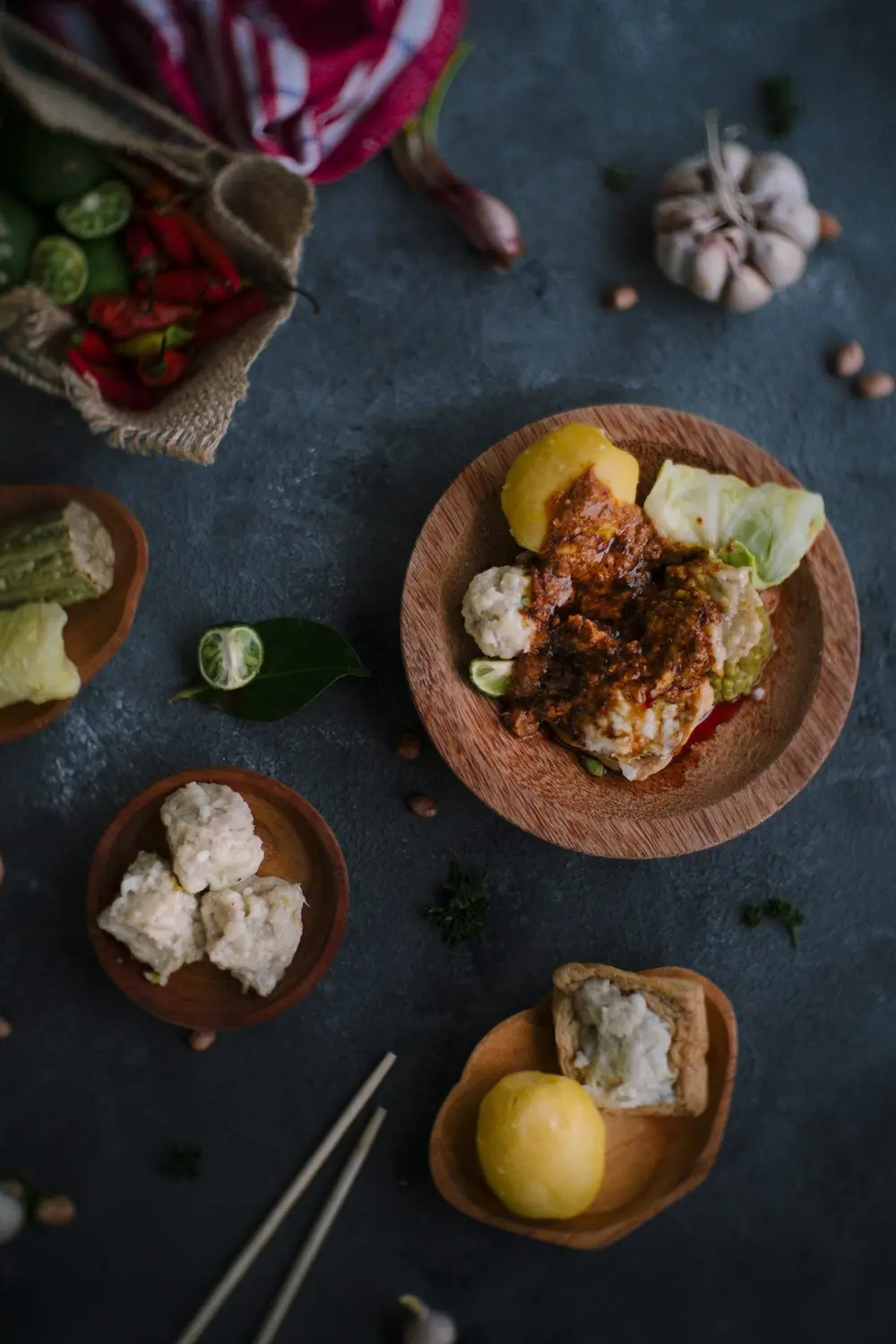 Siomay di atas piring kayu
