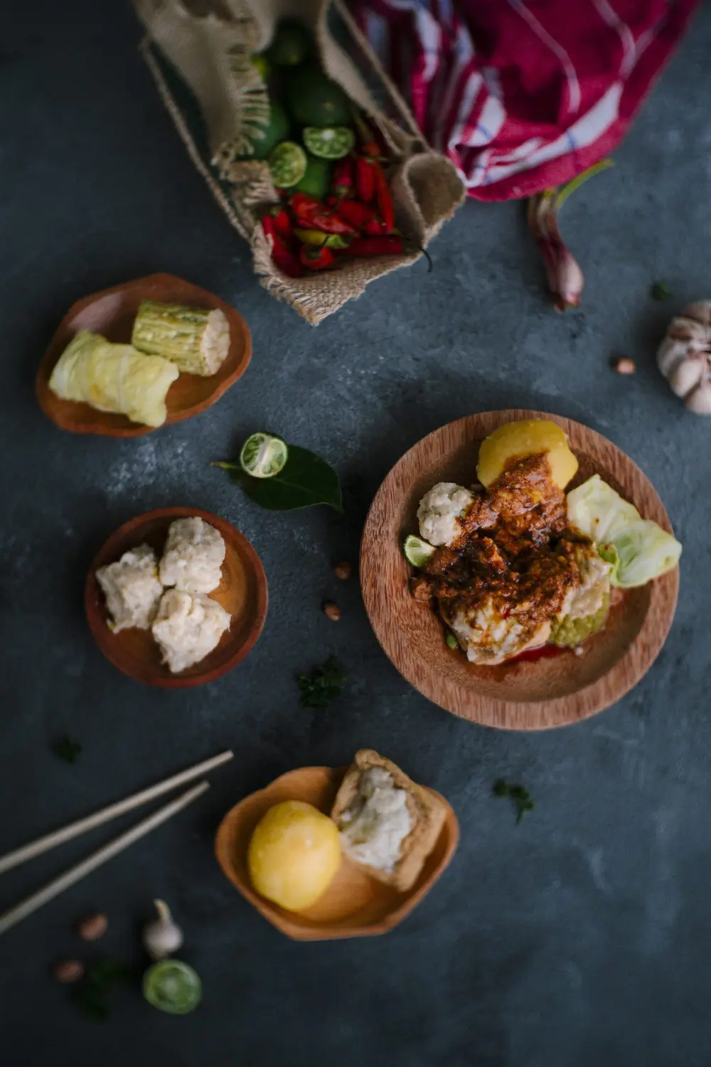 Potongan siomay dengan saus kacang sedang diangkat